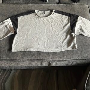 This linen crop top sweater is being sold and it’s comfortable to wear.